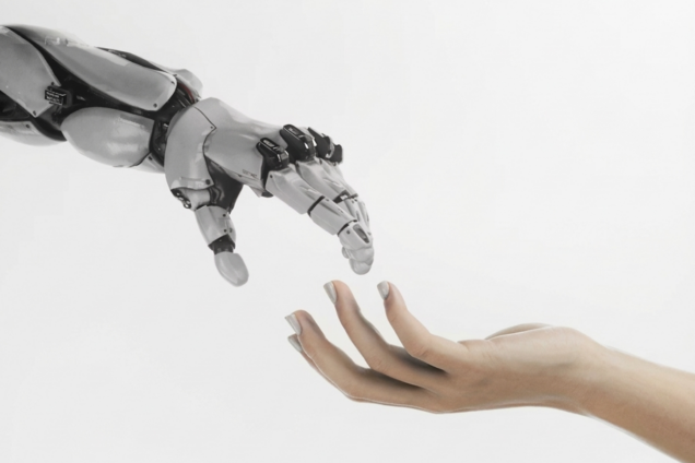 Symbol spolupráce člověka a AI.